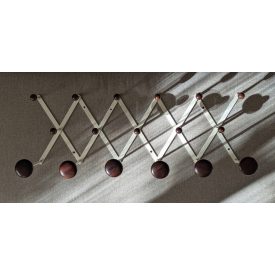   Vintage harmonika fali akasztó – fém és sötét fa kombináció